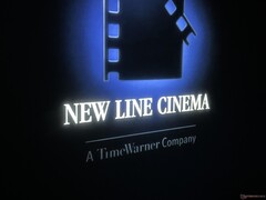 Minimale Lichthöfe in kontrastreichen Bereichen (z. B. weißer Text auf schwarzem Hintergrund)