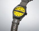Nahaufnahme der Seiko 5 Sports Field x Honda Motocompo Limited Edition mit gelbem Zifferblatt, Honda-Logo und gravierter Krone