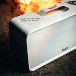 Teufel präsentiert die neue Fabio Wibmer Special Edition seines Outdoor-Lautsprechers Boomster. (Bild: Teufel)