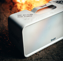 Teufel präsentiert die neue Fabio Wibmer Special Edition seines Outdoor-Lautsprechers Boomster. (Bild: Teufel)