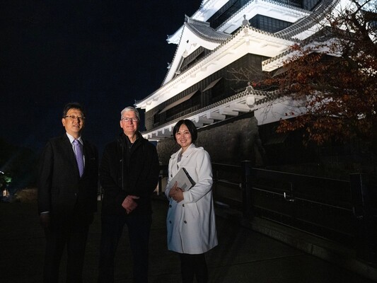 Apple-CEO Tim Cook besucht Burg Kumamoto.
