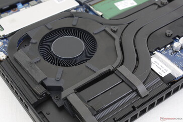 Das Notebook besitzt zwei 55-60 mm Lüfter und vier Heat-Pipes