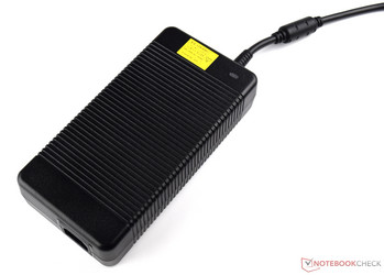 Das 330-Watt-Netzteil bringt ordentlich was auf die Waage.