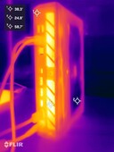 Asus ROG NUC 15 beim Stresstest (Rückseite)