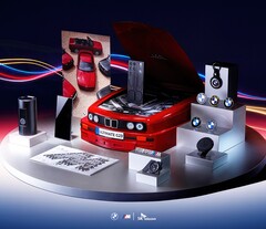 Das Samsung Galaxy S23 Ultra kommt in der BMW Special Edition mit viel Zubehör. (Bild: Samsung)