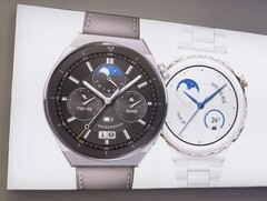 Das geleakte Werbeposter zur morgen startenden Huawei Watch GT 3 Pro zeigt zwei Modellvarianten, eine davon ist auch im Photo zu sehen. 