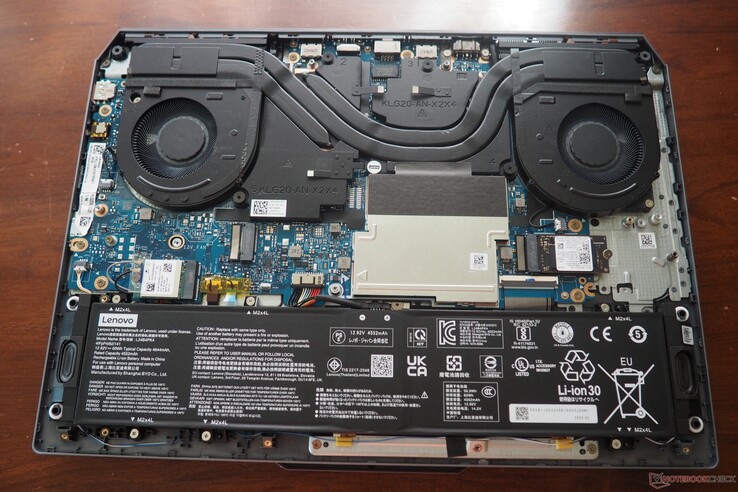 Durch zwei M.2-Slots und zwei SO-DIMM-Bänke können SSD und RAM nach dem Kauf aufgerüstet werden.