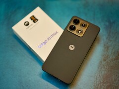Das Motorola Edge 70 Max macht eine gute Figur und ist sehr stabil verarbeitet.
