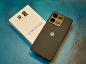 Das Motorola Edge 70 Max macht eine gute Figur und ist sehr stabil verarbeitet.