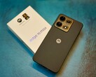 Das Motorola Edge 70 Max macht eine gute Figur und ist sehr stabil verarbeitet.