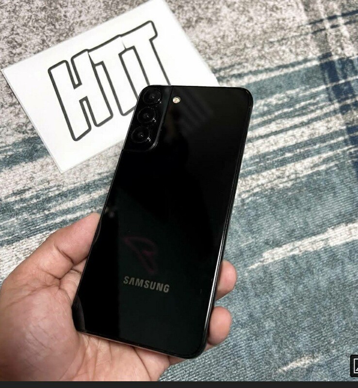 Das vermeintliche Samsung Galaxy S22 zeigt sich in einem ersten Hands-On-Photo.