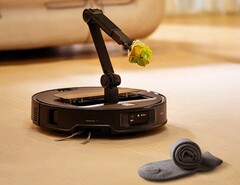 Der Roborock Saros Z70 kann Socken und Spielzeug mit einem Greifarm aufheben.