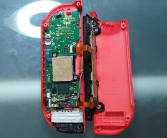 Joy-Con-Drift: Dieses Stück Pappe soll die Lösung sein (Bild: VK&#039;s Channel)