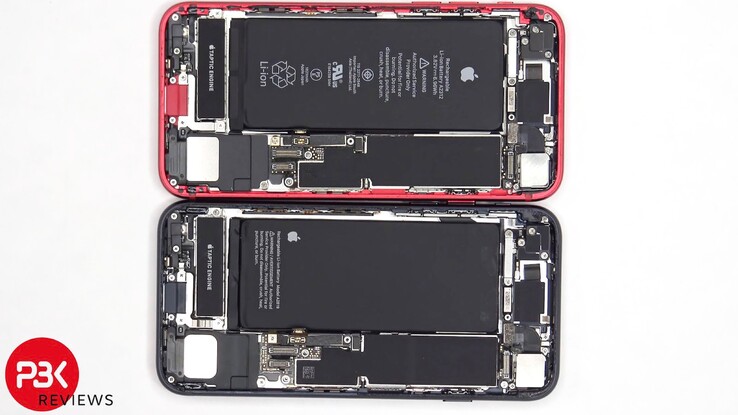 Das Apple iPhone SE 2 (oben) hat einen kleineren Akku als das iPhone SE 3 (unten). (Bild: PBKreviews)