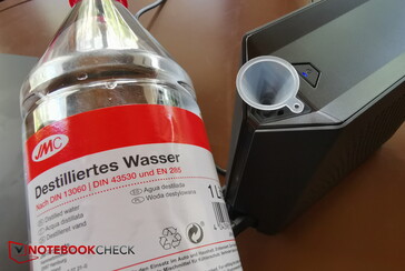 XMG Oasis wird mit destilliertem Wasser befüllt