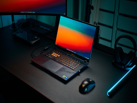 Mit RTX 5090 und 240-Hz-OLED gegen ROG, Legion und Co - Gigabyte Aorus Master 16 im Gaming-Laptop-Test