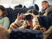 Vision Pro soll sich perfekt zum Arbeiten in Zügen und Flugzeugen eignen – solange der Akku reicht. (Bild: Apple)
