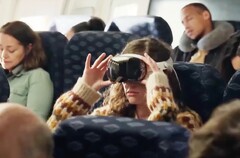 Vision Pro soll sich perfekt zum Arbeiten in Zügen und Flugzeugen eignen – solange der Akku reicht. (Bild: Apple)