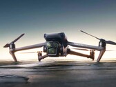 Die DJI Mavic 3 Pro führt eine zusätzliche Tele-Kamera mit größerem Sensor und höherer Auflösung ein. (Bild: DJI)