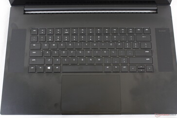 Fingerabdrücke werden auf der Handballenablage und den Tasten schnell sichtbar