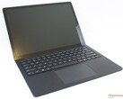 Microsoft Surface Laptop 4 mit AMD Ryzen 5 4680U, 16 GB RAM und langer Akkulaufzeit zum günstigen Deal-Preis dank Gutscheincode (Bild: Allen Ngo)