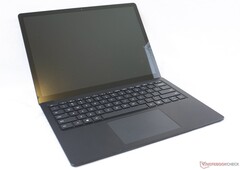 Microsoft Surface Laptop 4 mit AMD Ryzen 5 4680U, 16 GB RAM und langer Akkulaufzeit zum günstigen Deal-Preis dank Gutscheincode (Bild: Allen Ngo)
