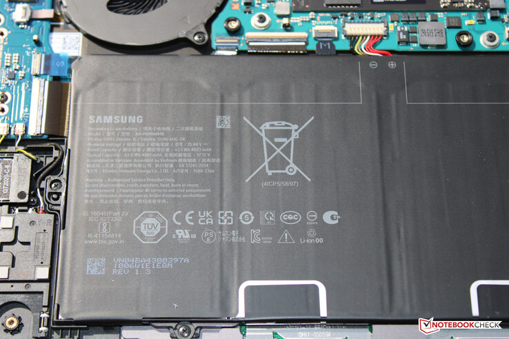 Der Akku bietet eine Kapazität von 63 Wh.