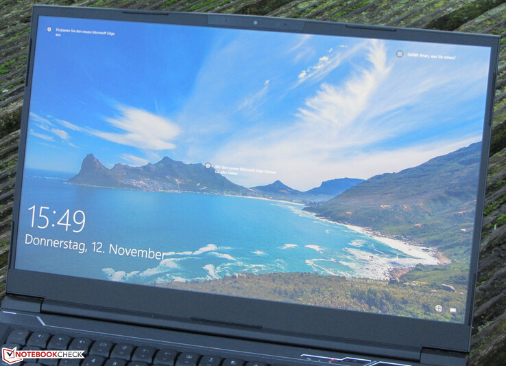 Das Neo 17 im Freien (geschossen bei komplett bedecktem Himmel).