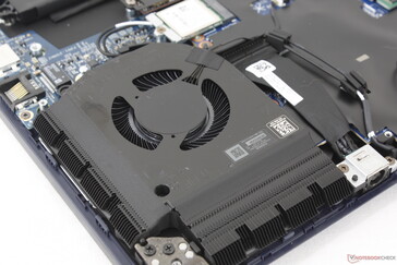 die "Cryo-Tech" Kühllösung besteht aus zwei ~50 mm Lüftern und zwei Kupfer-Heatpipes dazwischen