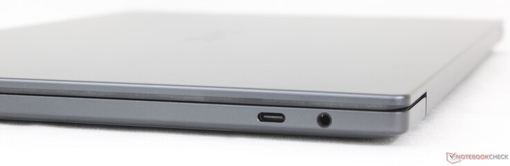 Rechts: USB-C Thunderbolt 4 mit DisplayPort 2.1 + Power Delivery, 3,5-mm-Kombi-Audio