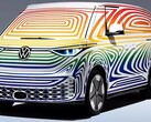 Schon als E-Bulli auf der Straße unterwegs: VW ID. Buzz Elektro-Minibus im Teaser-Video.