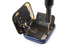 Im Inneren der Apple Watch ist wenig Platz, bei der Series 7 soll daher der SiP schrumpfen. (Bild: iFixit)