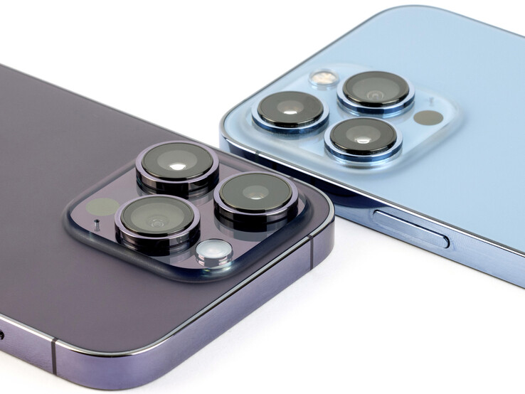 von links: iPhone 14 Pro und iPhone 13 Pro