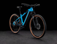 Neben der auffälligen hellblauen Modellvariante ist das Reaction Hybrid One 625 E-MTB auch im dezenten schwarz im Angebot (Bild: Cube)