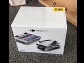 Nicht nur die Verpackung der DJI Mini 3 Pro Mini-Drohne ist in diesem geleakten Hands-On-Video zu sehen, auch der Inhalt mit neuem Controller wird ausgepackt.