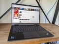 Das Lenovo ThinkPad X1 Yoga Gen 8 mit 5G ist jetzt so günstig wie noch nie (Bildquelle: Allen Ngo)