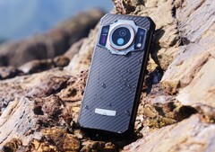 Das Oukitel WP21 Ultra packt einige interessante Features ins robuste Gehäuse. (Bild: Oukitel)