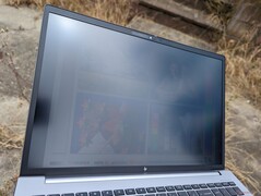 Draußen in direktem Sonnenlicht