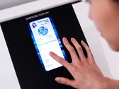 Samsung versteckt Sensoren in einem OLED-Panel im Smartphone-Format.