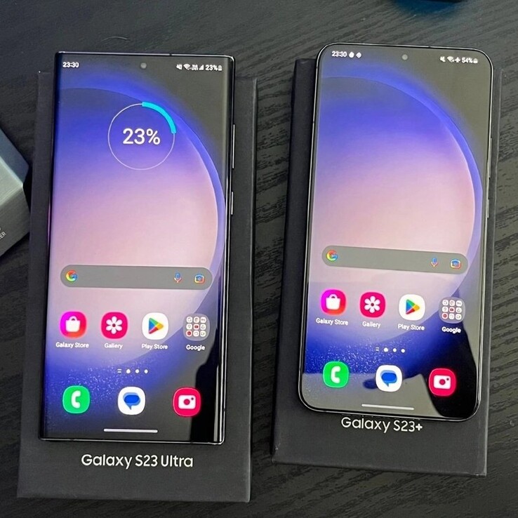 Das Samsung Galaxy S23+ mit flachem Display neben dem Galaxy S23 Ultra mit seitlich gebogenem AMOLED.