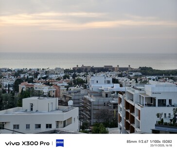 Vivo X300 Pro 12 Megapixel 85mm Telefoto.