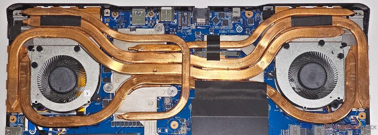 Das Crosshair 16 HX AI verfügt über ein Kühlsystem mit zwei Lüftern und fünf Heatpipes