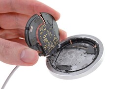 Das brandneue MagSafe-Ladegerät lässt sich nur mit einem Messer und mit viel Gewalt öffnen. (Bild: iFixit)