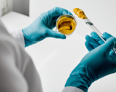 Das klimaneutrale Protein des Startups Solar Food hat einen milden Geschmack und eine leuchtend, gelbe Farbe. (Bild: Solar Food)