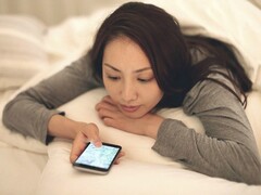 Schlafkiller Smartphone: Bei über 24 Mio. Deutschen sorgt das Handy für schlaflose Nächte.