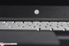 … allerdings ist der Tastenhub sehr begrenzt. Man braucht nur wenig Kraft zum Auslösen, und es gibt nicht viel Feedback.