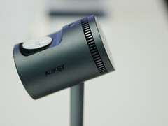 Aukey-Ladestation mit Apple-Watch-Halterung (links) und Magsafe (rechts). (Foto: Andreas Sebayang/Notebookcheck.com)