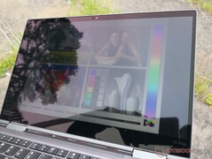 Im Freien unter bewölktem Himmel