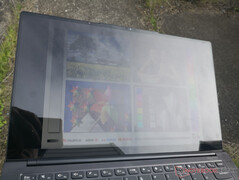 Im Freien bei bewölktem Himmel