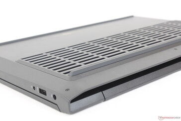 Zahlreiche Lüftungsgitter auf der Rückseite und auf dem größten Teil des Bodens